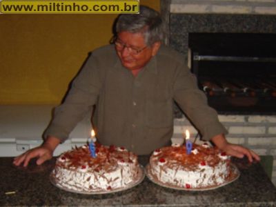 Foto - 11-08-2005-Milton_apagando_a_vela.jpg