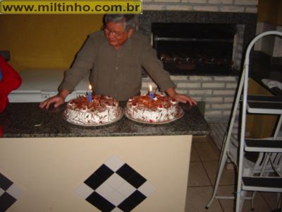Foto - 11-08-2005-Milton_cortando_o_bolo.jpg