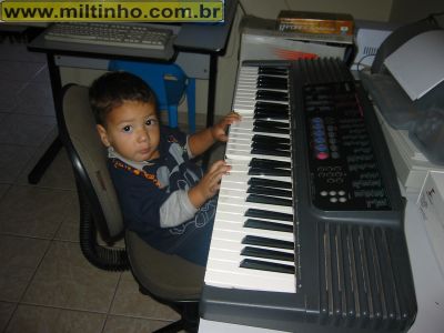 Foto - 08-04-2003-Murilo_tocando_piano.jpg